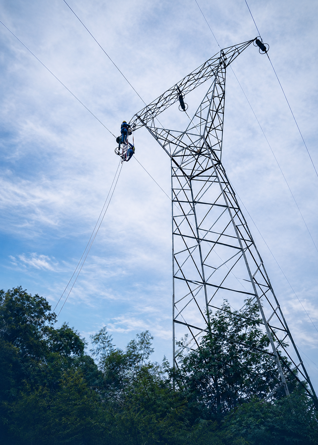 Técnico realizando tareas de mantenimiento en infraestructura eléctrica de TRANSNOA