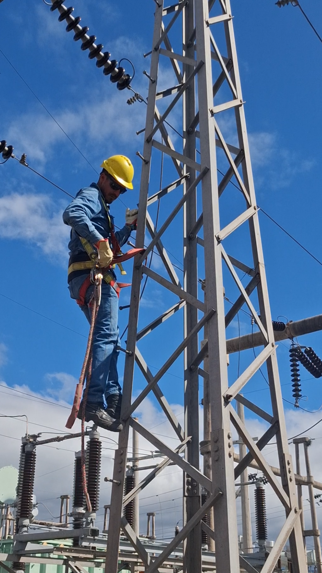 Tareas de mantenimiento sobre infraestructura eléctrica de TRANSNOA